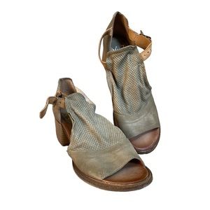 MIZ MOOZ Campbell Block Heel Sandal size 40/US10